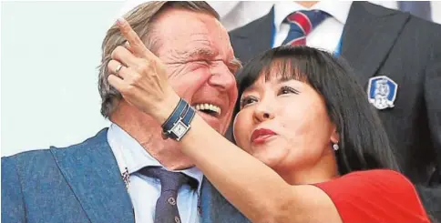  ?? ABC ?? El que fuera líder del Partido Socialdemó­crata alemán y So-Yeon Kim, el pasado miércoles en estadio de Kazan