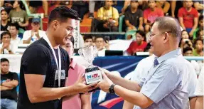  ?? MCBL ?? RONJAY BUENAFE receives his MVP Trophy from Marikina City Mayor Marcy Teodoro during the awarding ceremonies of the MCBL’s inaugural season.