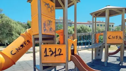  ?? ?? Scritte I giochi per bambini della Terrazza Mascagni imbrattati l’altra notte a Livorno