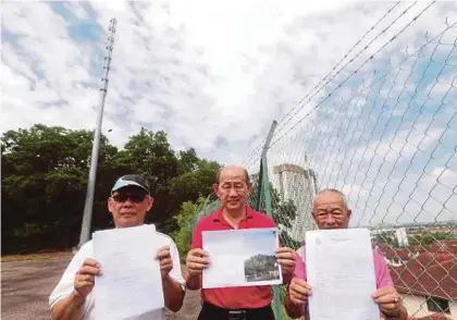  ?? PIC BY HAIRUL ANUAR RAHIM ?? K.H. Wong (left) with other residents of Taman Mount Austin Phase Two showing their concern over the telecommun­ication tower built inside an SAJ water tank site.