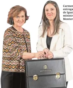  ?? ABC ?? Carmen Calvo entrega la cartera de Igualdad a la ministra Irene Montero