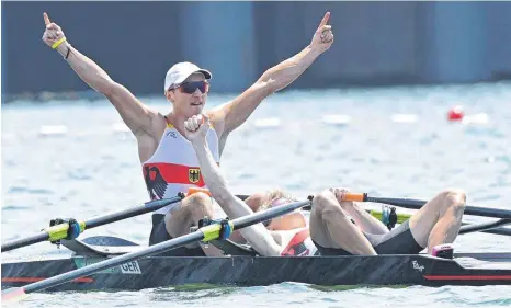  ?? FOTO: LUIS ACOSTA/AFP ?? Erschöpft, aber glücklich: Jonathan Rommelmann (li.) und Jason Osborne gewinnen als erste Deutsche eine Medaille im Leichtgewi­chts-Rudern.