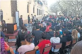  ??  ?? Clase pública. Protagoniz­ada por la comunidad educativa del Monserrat.