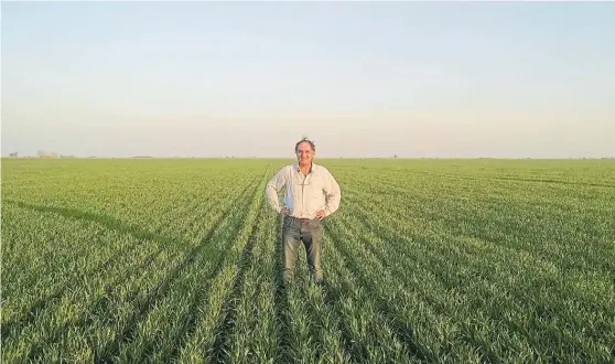  ??  ?? En su salsa. El nuevo presidente de la entidad, en un lote en su campo. Para él, la clave es mirar el sistema y no mirar la producción a corto plazo.