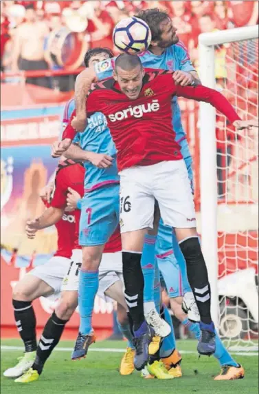  ??  ?? PUGNA. Bruno Perone lucha con Fran Cruz por el balón durante el encuentro de ayer en el Nou Estadi.