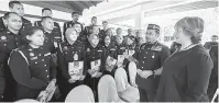  ?? — Gambar Bernama ?? BERAMAH MESRA: Mustafar (dua kanan) bersama Victoria (kanan) beramah mesra dengan sebahagian pegawai-pegawai pendakwa Imigresen selepas Majlis Penutup Kursus Latihan Memperkasa­kan Kes-kes Pendakwaan dan Saksi Mahkamah di Port Dickson, semalam.