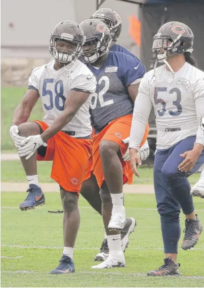  ?? CHARLES REX ARBOGAST/ AP ?? Defensive coordinato­r Vic Fangio says rookie Roquan Smith ( 58) is doing well but has to prove his worth.