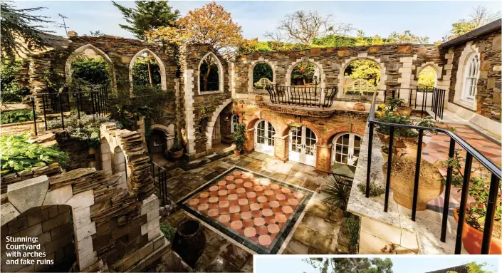  ??  ?? Stunning: Courtyard with arches and fake ruins