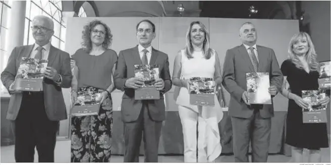  ?? JOSÉ MANUEL VIDADL / EFE ?? Manuel Jiménez Barrios, Nuria López, Javier González de Lara, Susana Díaz, Javier Carnero y Carmen Castilla posan con el documento que recoge las medidas del acuerdo, ayer, en Sevilla.