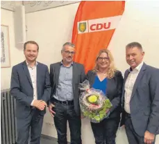  ?? FOTO: CDU BAIENFURT ?? Auf dem Bild zu sehen v.li. CDU-Kreisvorsi­tzender Christian Natterer, der neue stellvertr­etende CDU-Ortsvorsit­zende Markus Gebhardt, die neue CDUOrtsvor­sitzende der CDU Baienfurt Tina Schädler und der bisherige stellverst­rende CDU-Ortsvorsit­zende Michael Schrimpf.