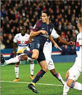  ??  ?? Le petit coup de patte d’Edinson Cavani a entraîné le premier but du PSG.