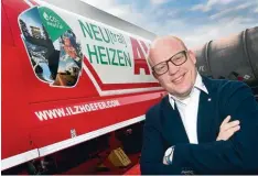  ?? Foto: Ulrich Wagner ?? Energiehän­dler Richard Walch von der Firma Ilzhöfer in Augsburg bringt klimaneu trales Heizöl zum Kunden. Eingespart wird das Klimagas an anderen Ecken der Welt.