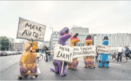  ??  ?? 2019 wurde in Dinosaurie­rkostümen gegen die Pläne der Verkehrsve­rwaltung für die Mühlendamm­brücke demonstrie­rt.