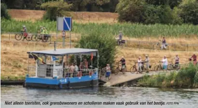  ?? FOTO PPN ?? Niet alleen toeristen, ook grensbewon­ers en scholieren maken vaak gebruik van het bootje.