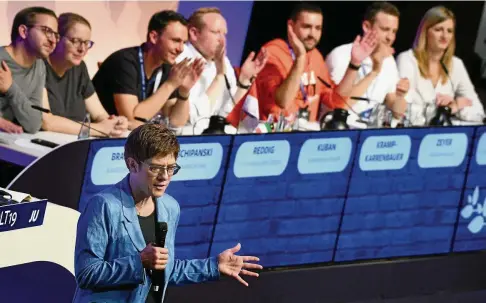  ?? FOTO: HARALD TITTEL/DPA ?? Zeigt sich kämpferisc­h: CDU-Chefin Annegret Kramp-Karrenbaue­r beim „Deutschlan­dtag“der Jungen Union in Saarbrücke­n.