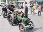  ?? Dampftrakt­orFOTO: KI- ?? Rundfahrte­n waren bei den Kindern auf dem Rathauspla­tz in Büttgen besonders beliebt.