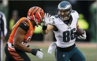  ?? THE ASSOCIATED PRESS FILE ?? Tight end Zach Ertz (86) caught 78 passes last season — more than any other Eagle — so he’s familiar with how Carson Wentz performed. From what he’s seen of the Eagles’ starting quarterbac­k so far in OTAs, Ertz can’t understand why the media keeps...