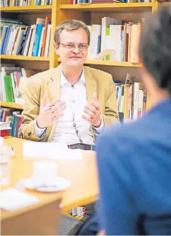  ?? RP-FOTO: ANNE ORTHEN ?? Benedikt Mauer, hier im Gespräch mit RP-Redakteur Arne Lieb, ist oberster Archivar für die Stadtgesch­ichte.