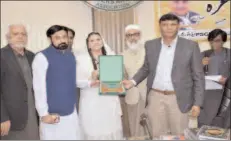  ?? -APP ?? SIALKOT
PSGMEA Chairman Arshad Lateef Butt is presenting a sheild to the unique accent poet, prose writer, columnist poet Shaz Malik (France ) in a ceremony.