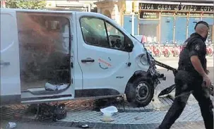  ?? EM ?? La furgoneta con la que el terrorista asesinó a 14 personas en La Rambla.