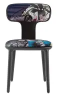  ??  ?? 配以Globe Trotter圖案襯­墊及靠背裝飾，Operette餐椅­採用實心橡木及合板製­作。