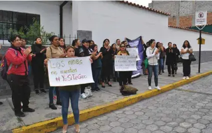  ??  ?? SENTENCIA. Con una nueva revisión de fallo resolvió el Tribunal de Garantías Penales de Imbabura en torno al caso de presunto abuso sexual de una estudiante menor de edad. El 19 de diciembre se hizo una protesta en las afueras de las salas judiciales de Ibarra. (Foto: Archivo La Hora)