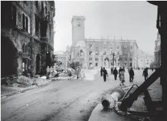  ??  ?? Prag im Frühjahr 1945, links ein Blick auf das zerstörte Rathaus