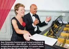  ?? (HERVÉ LE CUNFF) ?? Avec Simonetta Sommaruga et l’actuel président de la Confédérat­ion – Alain Berset –, le Conseil fédéral compte deux pianistes socialiste­s. Ici à quatre mains en 2013 lors des 125 ans du PSS.