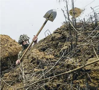  ?? OLEK ANDR KLYMENKO / REUTER ?? Un soldat ucraïnès cavant ahir una trinxera al front de Donetsk