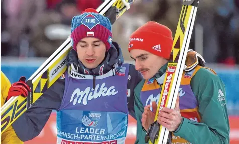  ?? Foto: Angelika Warmuth, dpa ?? Kamil Stoch (links) und Richard Freitag (rechts) werden den Sieg der Vierschanz­entournee unter sich ausmachen. Bislang hat der polnische Titelverte­idiger die besseren Vo raussetzun­gen. Der Deutsche allerdings hat den Kampf um den Erfolg noch nicht...