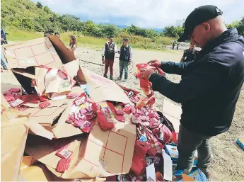  ??  ?? DECOMISOS. Ya se reportan decomisos de explosivos y al menos cuatro quemados en la capital.