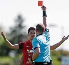  ?? ?? Laurent Kopriwa montre le carton rouge à un Kevin Marques incrédule.