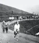  ?? Courtesy Dipsea Race 1918 ?? Female hikers make their way along the Dipsea course in 1918.