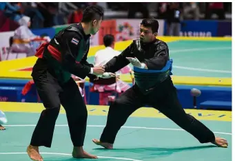  ??  ?? Gold medal hopefuls: Malaysia’s Mohd Khaizul Yaacob (right) and Mohd Fauzi Khalid will be out to win gold in their respecitve classes in the final today. — AFP