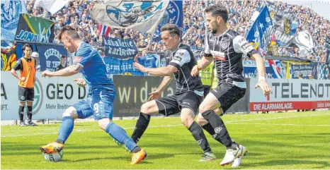  ?? FOTO: THOMAS SIEDLER ?? Der KSC war Fanmäßig überlegen - zudem im Spiel, auch wenn Sascha Traut (r.) und Robert Müller hier Überzahl schaffen.