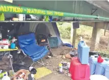  ?? STAFF PHOTO BY TYLER JETT ?? A campsite is shown under a bridge earlier this month at U.S Highway 41, above South Chickamaug­a Creek in Ringgold.