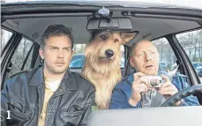  ?? FOTO: BERND SCHULLER/ CONSTANTIN FILM ?? Am Ermitteln: Franz Eberhofer (Sebastian Bezzel, links), Hund Ludwig und Rudi Birkenberg­er (Simon Schwarz).