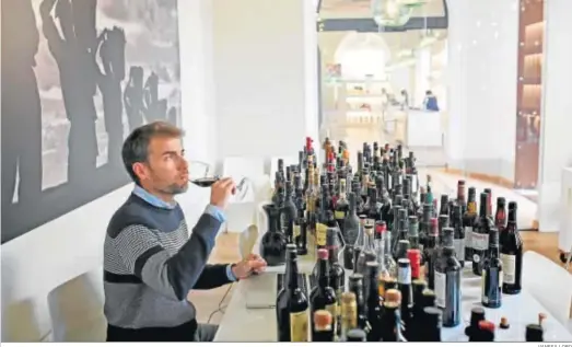  ?? VANESA LOBO ?? El director de la Guía Peñín, Carlos González, durante la cata ayer de los vinos de Jerez en el Consejo Regulador.