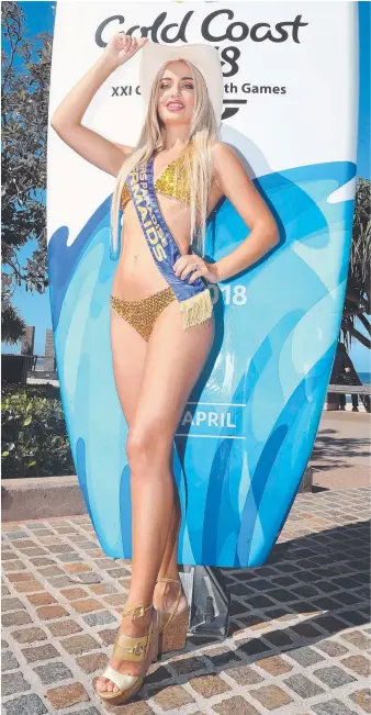  ?? Picture: RICHARD GOSLING ?? Gold Coast Meter Maid Felicia Aden on the job in Surfers Paradise and, right, with tourist John Geoghegan and bodybuilde­r Mayapur Rapinett.