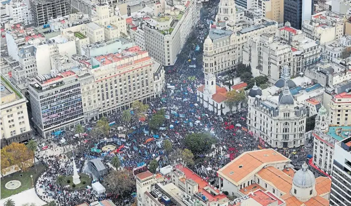  ?? ARIEL GRINBERG ?? Masiva. La manifestac­ión se sintió fuerte. Durante varias horas el centro fue caótico para el tránsito. Todas las consignas apuntaron contra Mauricio Macri.