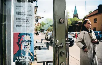  ?? JONATHAN NACKSTRAND / AFP ?? Un cartel con la cara de epidemiólo­go sueco Anders Tegnell a la entrada de un restaurant­e en Estocolmo