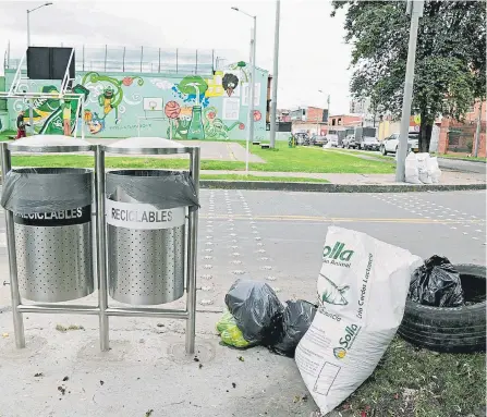  ?? CARLOS ORTEGA / ADN ?? Las dos localidade­s con más canecas nuevas son: Suba y Sumapaz. El objetivo de la Uaesp es llevar estas canecas a toda la ciudad.