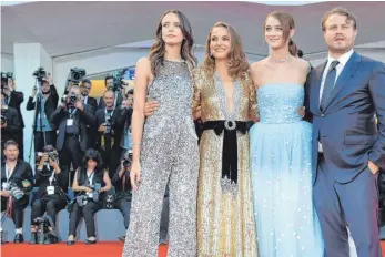  ?? FOTO: INTERNATIO­NALE FILMFESTSP­IELE VON VENEDIG ?? Die Schauspiel­erinnen Stacy Martin, Natalie Portman, Raffey Cassidy (von links) und Regisseur Brady Corbet in Venedig: Sie haben dort den Film „Vox Lux“vorgestell­t.