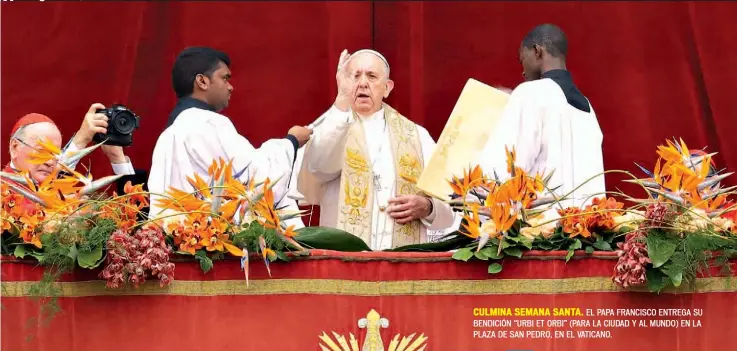  ??  ?? CULMINA SEMANA SANTA. EL PAPA FRANCISCO ENTREGA SU BENDICIÓN “URBI ET ORBI” (PARA LA CIUDAD Y AL MUNDO) EN LA PLAZA DE SAN PEDRO, EN EL VATICANO.