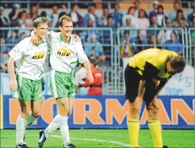  ?? BILD: IMAGO ?? 17. August 1993: Die Bremer Andreas Herzog (links) und Mario Basler bejubeln beim 3:1Sieg gegen den VfB Leipzig einen Treffer. Die Gäste spielten damals in Schwarz-Gelb. Jene Farben trägt auch der sächsische Rivale Dynamo Dresden.