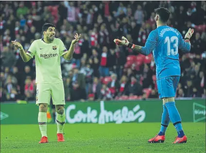  ?? FOTO: MANEL MONTILLA ?? Luis Suárez discute con Iago Herrerín Ni el uruguayo ni nadie puso en serios apuros al meta