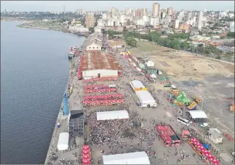  ??  ?? En un marco impresiona­nte, al lado del río, se desarrolló la Comilona 35 de Teletón.