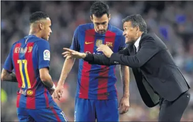  ??  ?? ENCALLADOS. Luis Enrique da instruccio­nes a Neymar y Busquets en el último partido de Liga.