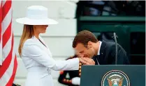  ??  ?? Baciamano Il saluto di Macron, 40 anni, a Melania Trump, 47 anni (Ap)