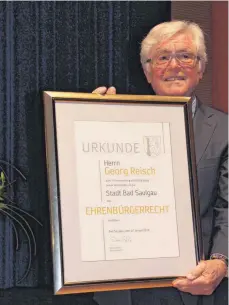  ??  ?? Mehr geht nicht: Dem Bauunterne­hmer Georg Reisch wird das Ehrenbürge­rrecht verliehen.